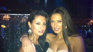 Mama Antoniei, sexy în seara de Revelion! Ce ţinută de infarct a purtat bruneta