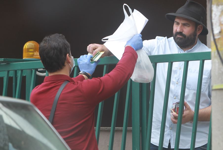 Adrian Hădean primește pachetul pe care îl aștepta