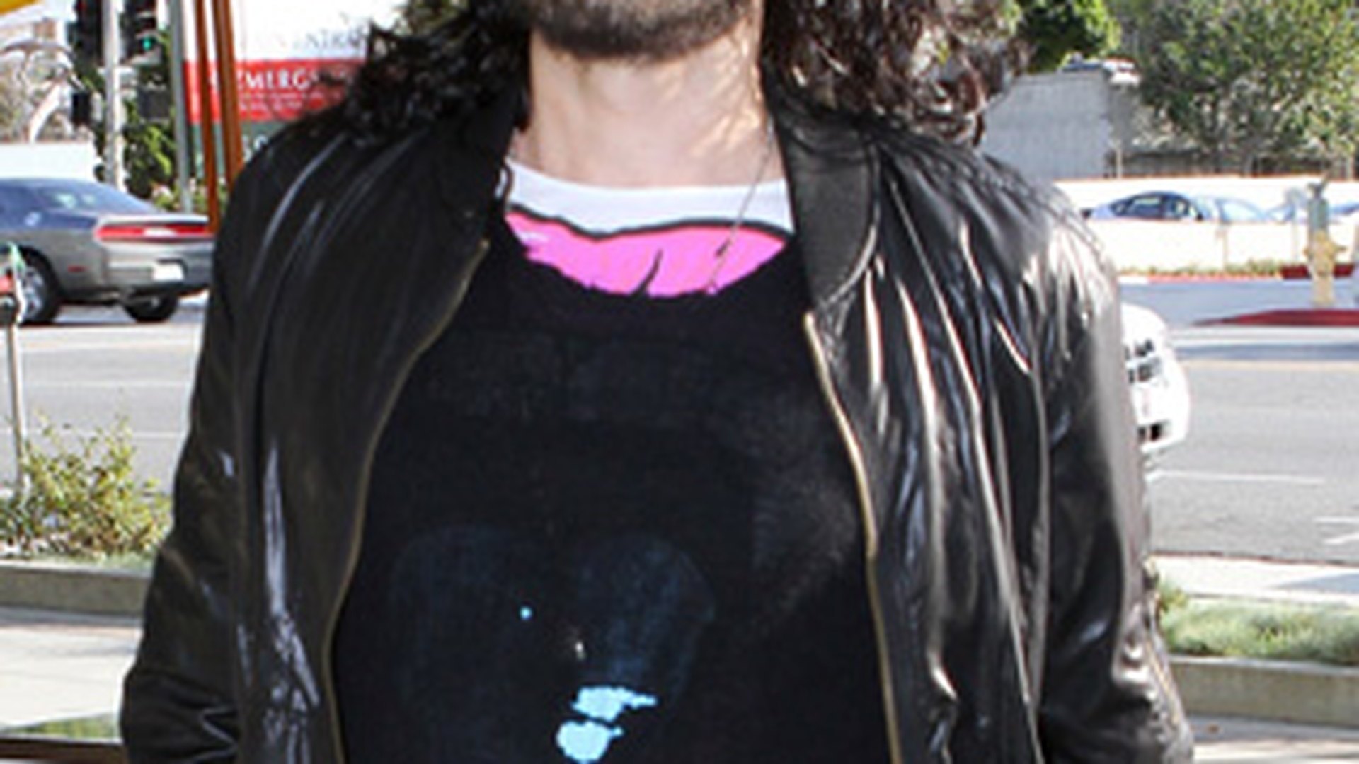 Russell Brand face tot posibilul sa o uite pe Katy Perry! Se intalneste in secret cu o bruneta!