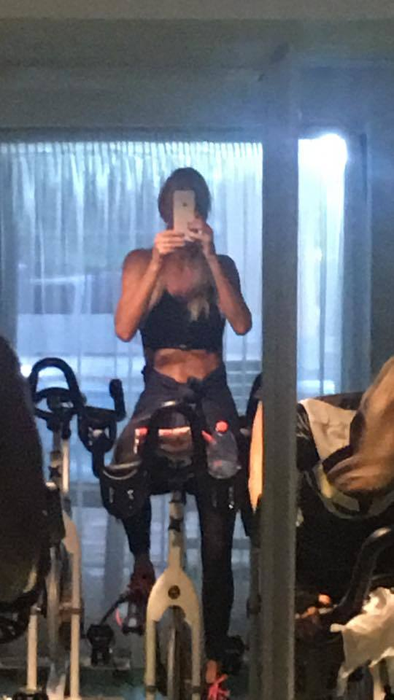 Maya, sexy-patroneasa MedLife, este noua "Regină a selfiurilor" din lumea bună
