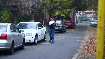 S-a dus cu bratele pline de daruri la maternitate. Doru, logodnicul lui Ellie White, fericit ca e tatic de baiat!