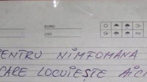 Românca avea o viaţă amoroasă extrem de zgomotoasă, se auzea prin toţi pereţii. Disperaţi, vecinii i-au lipit un mesaj incredibil pe uşă!