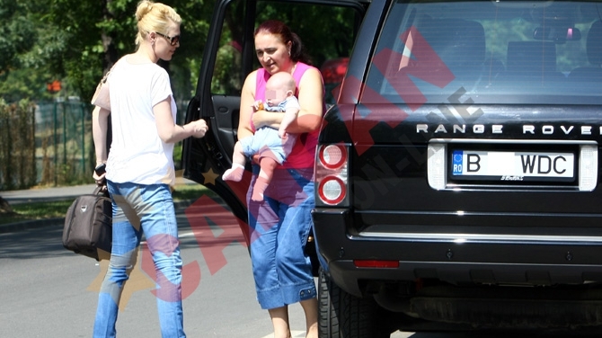 Cristina Rus are port-bebe, dar si bona care ii cara copilul