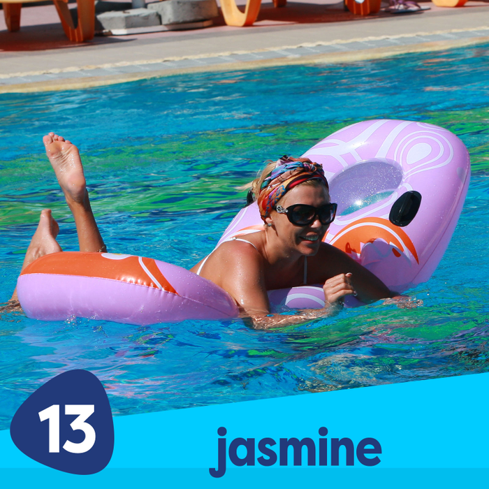 Jasmine, sexy și jucăușă la plajă