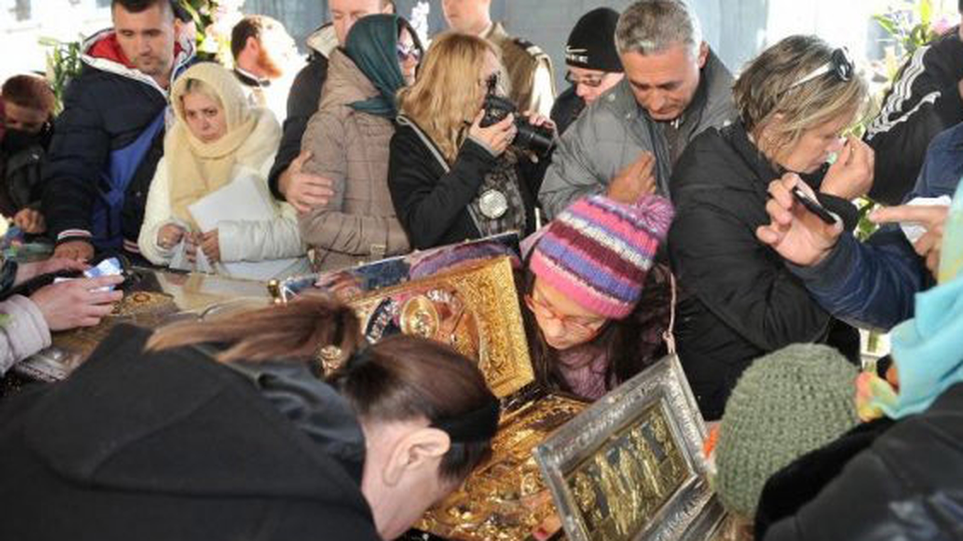 Îmbulzeală de nevăzut la Sfânta Parascheva. S-a atins recordul la pupat de moaşte! ”Au rupt gardul”