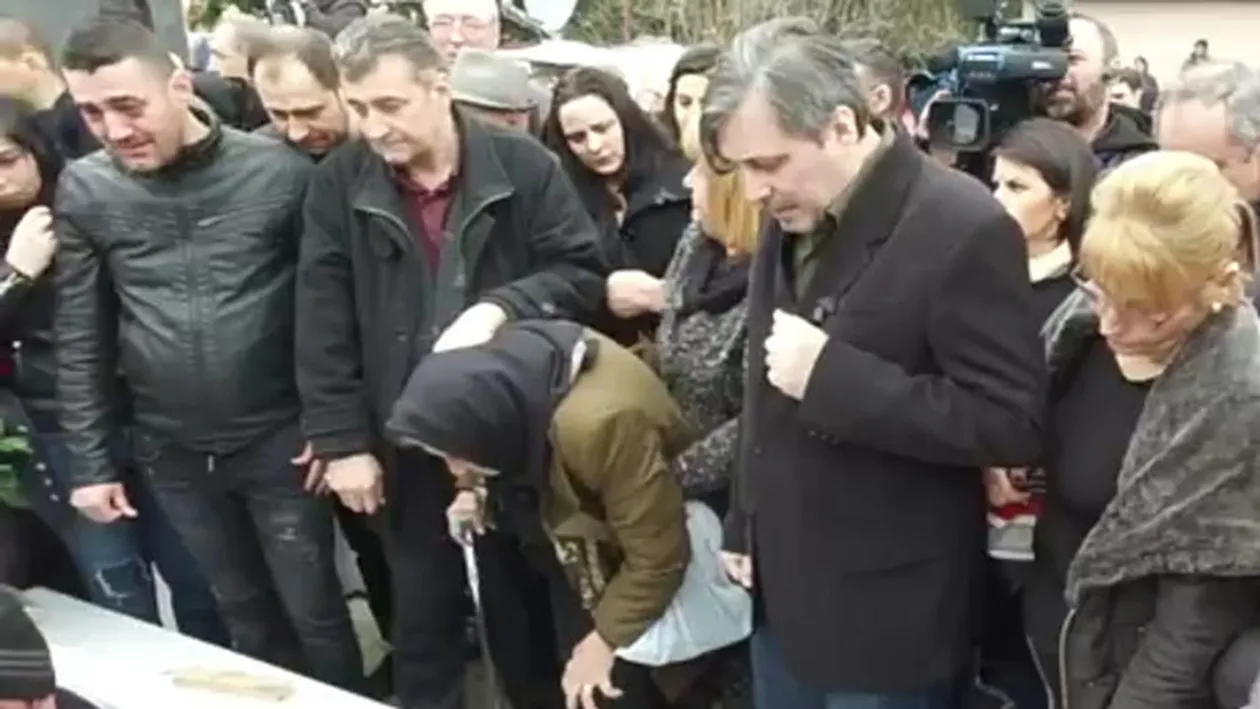 Imaginile zguduitoare care nu s-au văzut la nicio televiziune! Durere fără margini la înmormântarea Ilenei Ciuculete