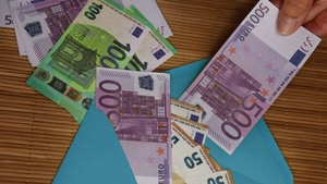 O menajeră a găsit 4.000 de euro când făcea curățenie în biroul patronului. Ce a făcut imediat după i-a adus un salariu dublu