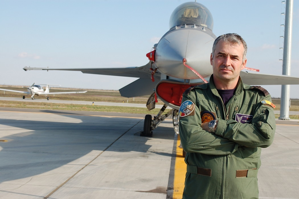 Cătălin Micloş a stat doi ani şi jumătate departe de familie, pentru a se antrena pe F-16