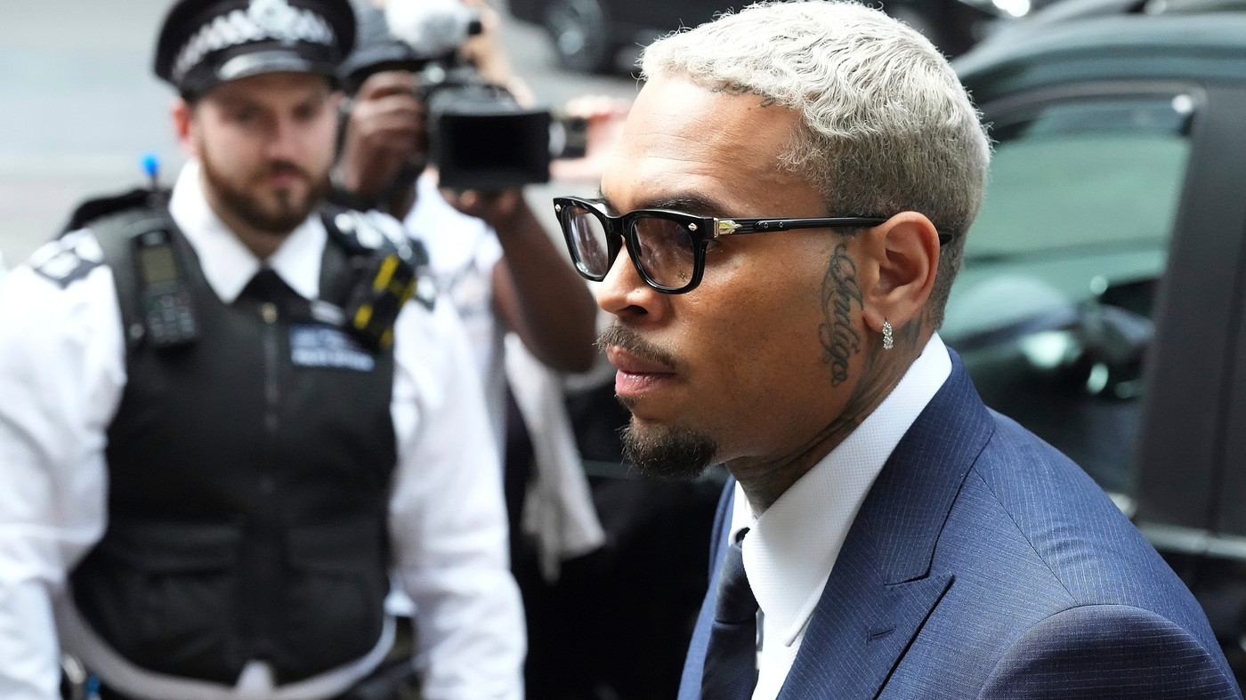 Ce pedeapsă a primit Chris Brown, după ce a lovit un producător muzical într-un club din Londra