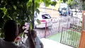 Mai multe femei împing un microbuz blocat în trafic în Galați, în timp ce bărbați aflați la terasă filmează și comentează