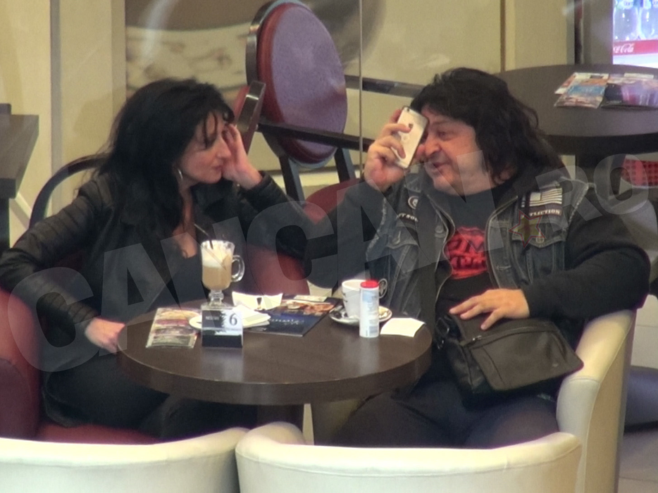 Iubita mai tânără l-a transformat pe solistul trupei Compact. A renăscut după divorţ, la 60 de ani!