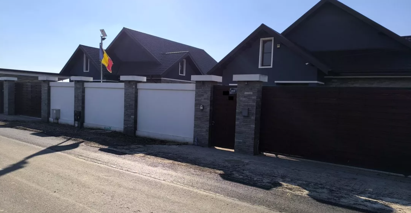 Vila din Izvorani care a devenit sediu de campanie pentru Călin Georgescu / Foto: Fanatik.ro