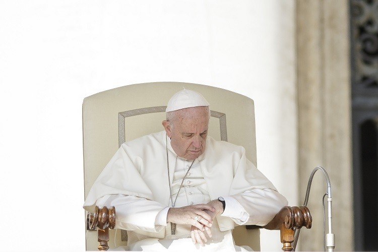 Papa Francisc a făcut o mărturisire neobişnuită în direct. Ce a recunoscut că face în timpul slujbelor religioase