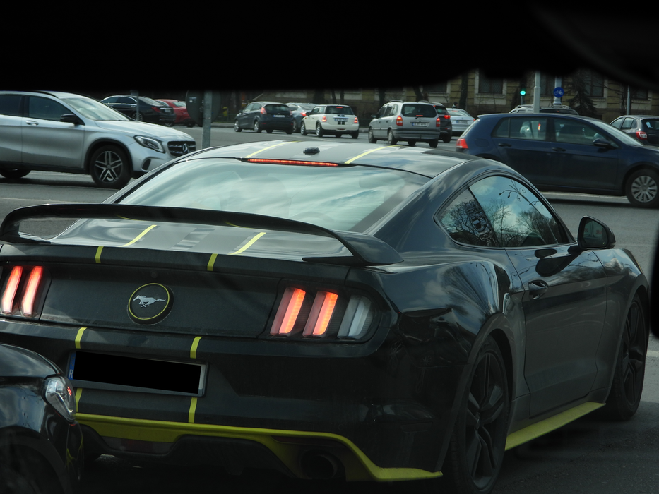 Serghei Mizil conduce un Ford Mustang
