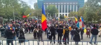 Explozie de fericire în rândul susținătorilor la auzul veștii că Georgescu va fi eliberat. Sute de persoane sunt în fața Tribunalului București