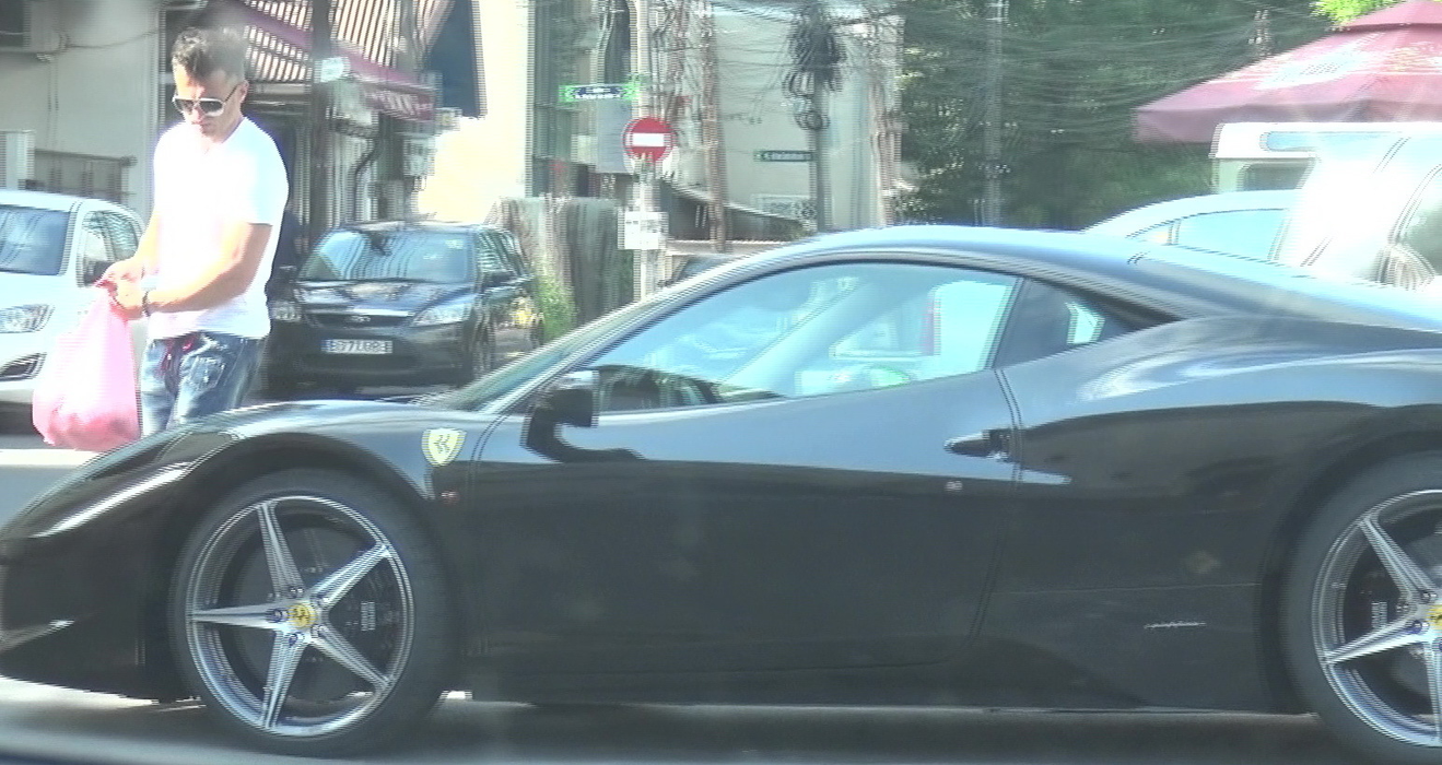 Fost fotbalist la Fulgerul Lereşti sau Naomi Câmpulung, Dîrnea are o colecţie incredibilă de maşini, a cărei ”piesa de rezistenţă” este un Ferrari