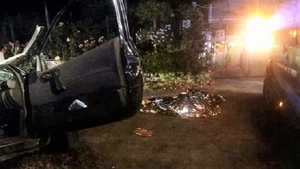 FOTO / Imagini înfiorătoare în Galaţi! Un băiat de 15 ani a murit, alţi trei tineri au răni grave, după ce maşina s-a izbit de o buturugă