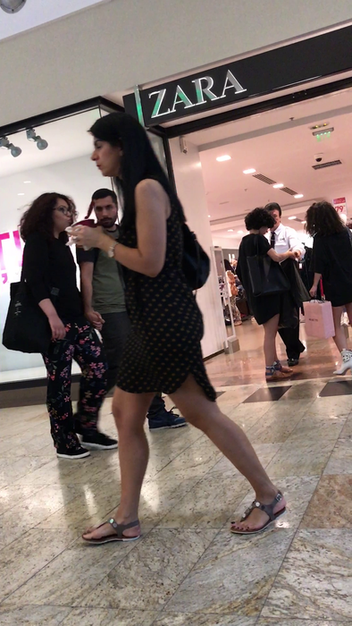 Mormanul de haine cu care a plecat AMI din magazin i-a luat prin surprindere şi pe paznici