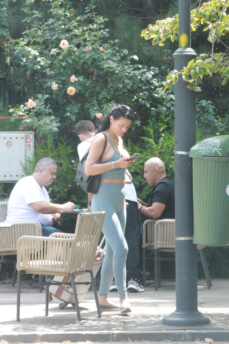 Sofia s-a ridicat de la masă, trage trolerul cu o mână, iar cu cealaltă nu slăbește telefonul