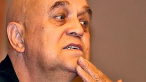 Fostul impresar al lui Benone Sinulescu, nou atac la adresa familiei artistului: „Dacă el ar putea fi salvat şi familia refuză...noi respectăm dorinţa familiei”