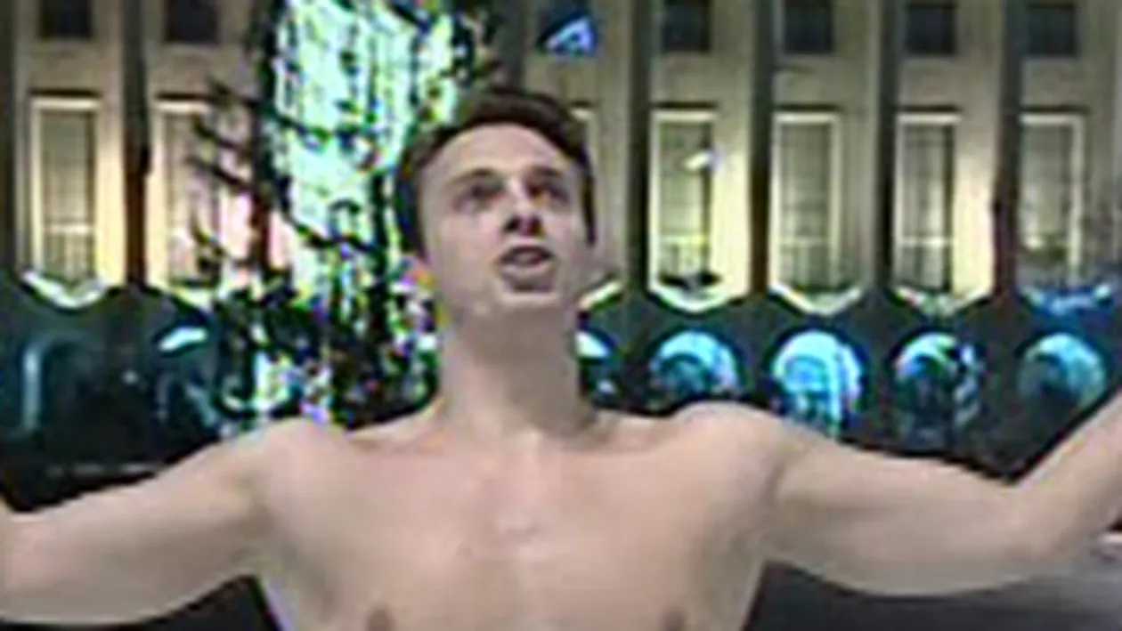 Mircea Badea, in pielea goala, in Piata Victoriei