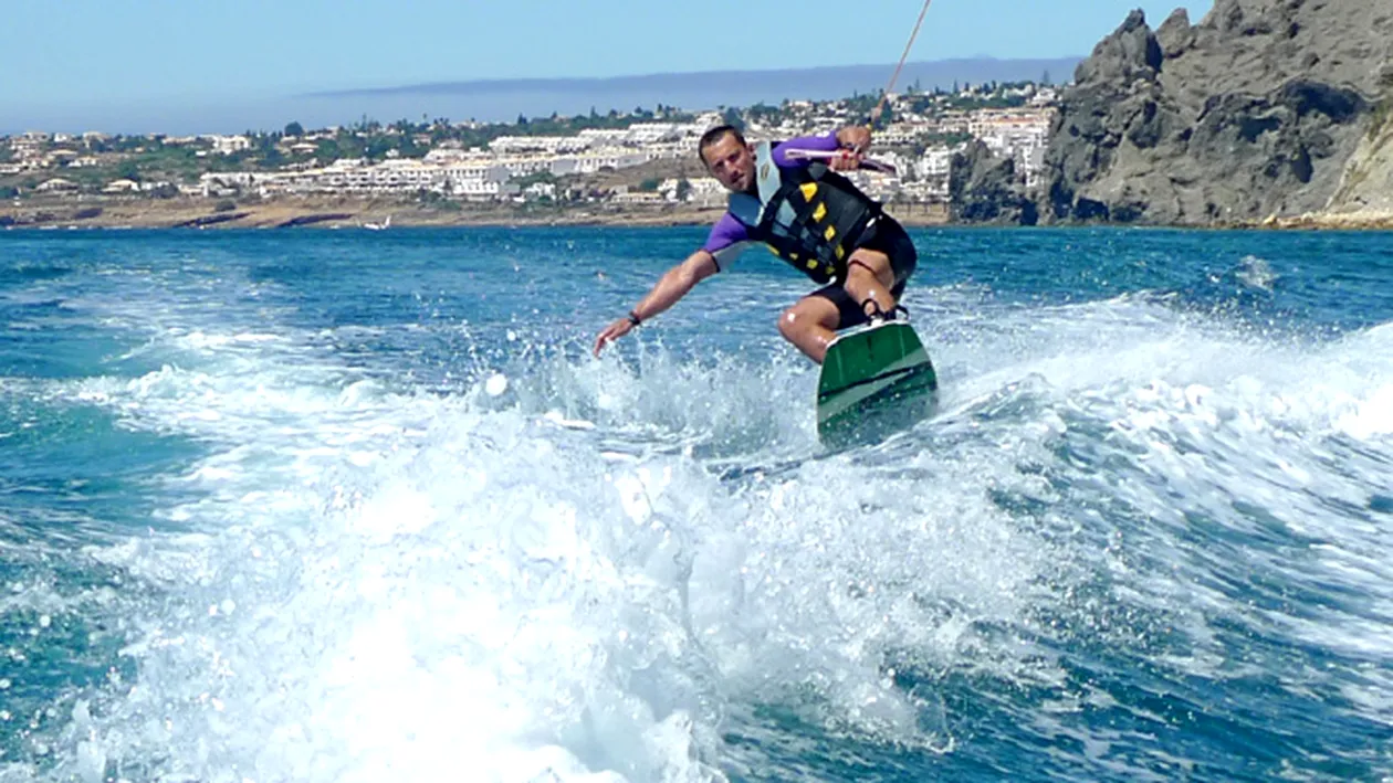 Dani Otil s-a dat cu placa de wake-board de ziua lui