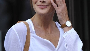 Carla Bruni, invitata de Lavinia Sandru la o dezbatere despre romi!