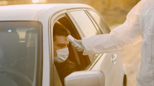 Singura situație în care masca trebuie purtată în mașina personală ca să nu te infectezi cu noul coronavirus! Raed Arafat: “Geamurile ar trebui lăsate întredeschise”