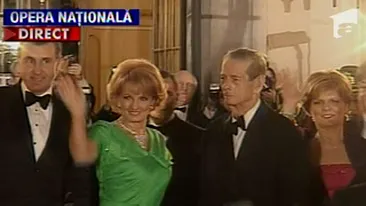 VIDEO Regele Mihai a sosit la Opera Nationala, in aplauzele sutelor de romani veniti sa il salute