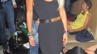 Anda Adam, incredibil de sexy si slaba intr-o rochie mulata pe corp! Iti place cum arata?
