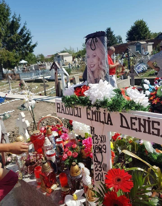 Cum arată mormântul Denisei Manelista la o lună de la decesul cântăreţei