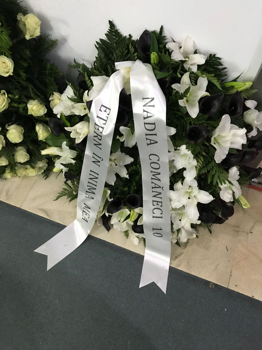Coroana funerară trimisă de Nadia Comănesci