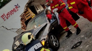 O femeie a murit, după ce un șofer vitezoman a intrat cu mașina într-o florărie din Satu Mare | Imagini șocante