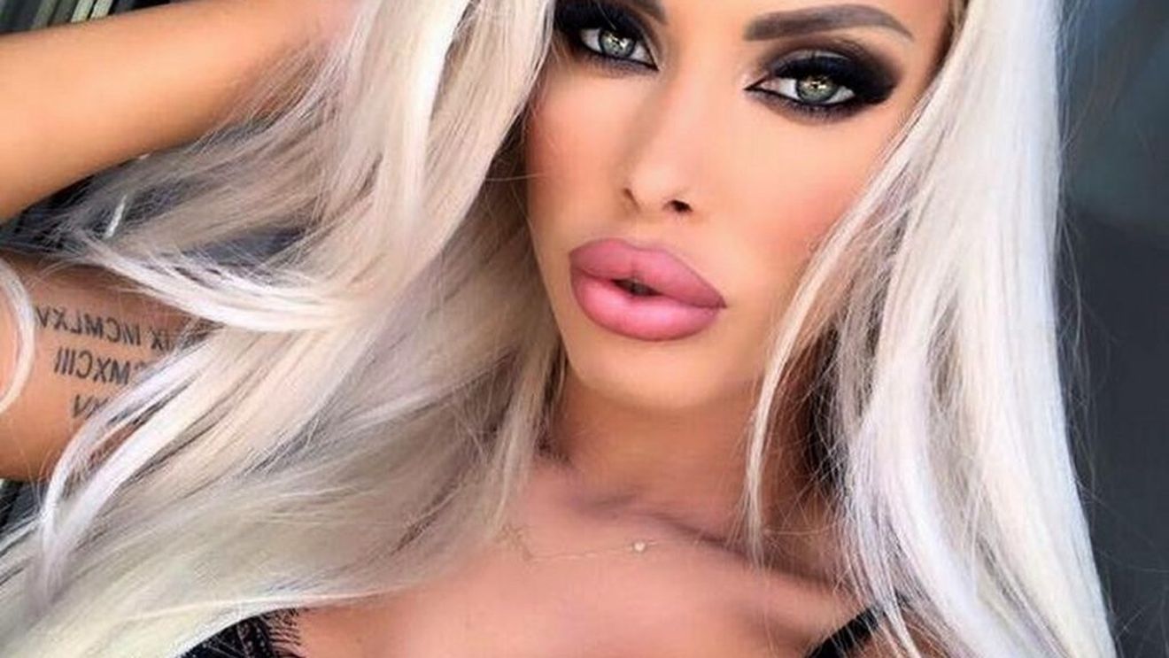 Loredana Chivu zâmbește din nou. Blonda s-a fotografiat, topless, în așternuturi. FOTO