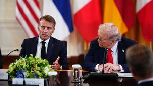 Donald Trump, surprins de un microfon lăsat deschis în timp ce vorbea în șoaptă cu Macron despre Putin. „Cred că vrea...”