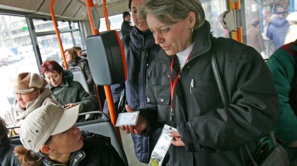 Cum a scăpat de amendă o femeie din Ploiești, prinsă fără bilet în autobuz