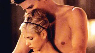 O mai tii minte pe Buffy, spaima vampirilor? Vezi singurele poze in care blonda apare complet dezbracata!