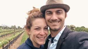 O banală fotografie a făcut-o să izbucnească in plâns! Ce a văzut o tânără prin obiectiv, când se pregătea să-si pozeze iubitul