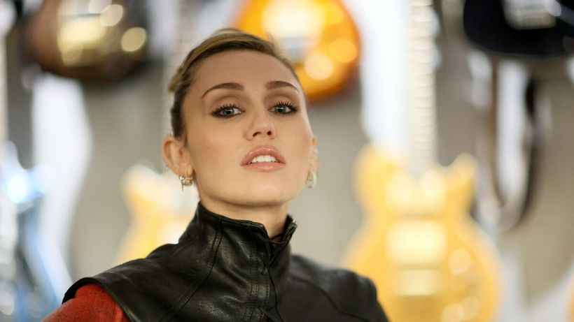 Problema de sănătate care nu îi permite lui Miley Cyrus să susțină turnee. „E ca și cum ai alerga la maraton cu greutăți legate la glezne”