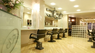 CANCAN deluxe. Cum se rasfata bogatasii la salonul lui Stuart Phillips, cel mai scump hair-stylist din lume! O tunsoare la el costa 25.000 de euro!