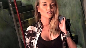 Asta e cu siguranţă cea mai deocheată poză cu OANA RADU de până acum! Vedeta şi-a fotografiat posteriorul în toată splendoarea şi...