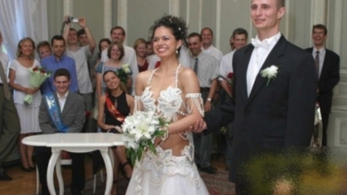 Mireasa asta a fost data afara din biserica in ziua nuntii! Preotul s-a enervat la culme si a refuzat sa tina ceremonia! De ce