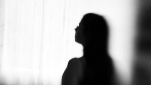 Un profesor de matematică este acuzat că a trimis mesaje indecente unei eleve! Conducerea școlii îi ține parte cadrului didactic
