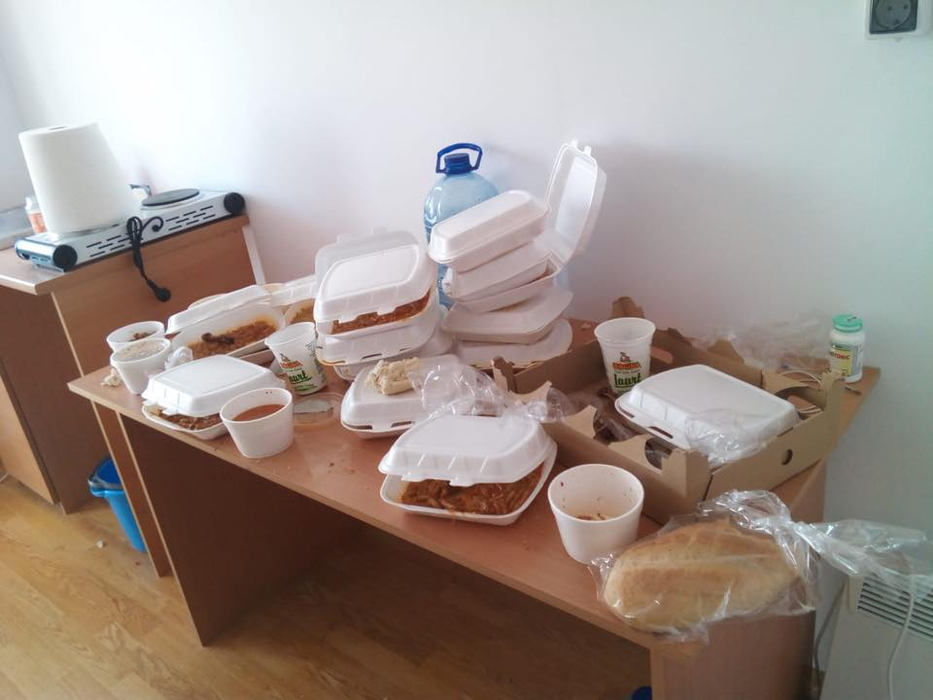 Dezastrul lăsat de românii care au stat într-un centru de carantină din Galați. Viceprimar: „Cine este om și cine câine?”. Imagini greu de privit