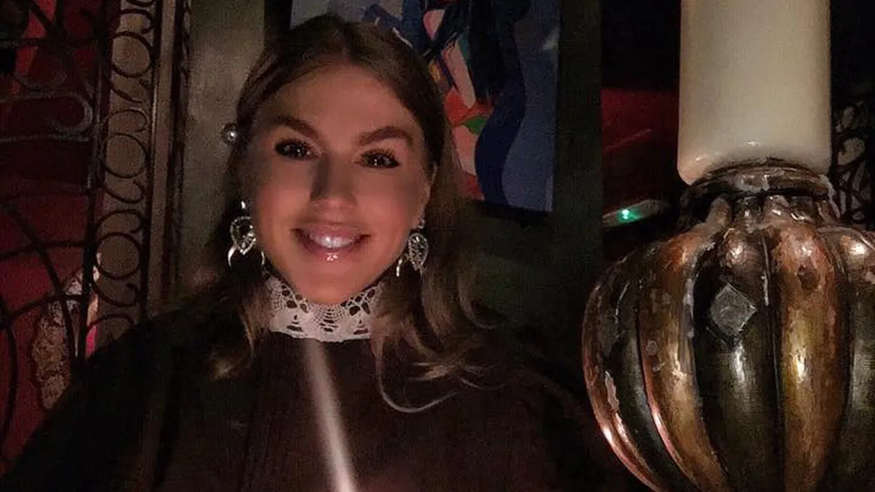 CORINA BUD, un nou iubit? Uite lângă ce bărbat s-a pozat cântăreaţa în ipostaze intime