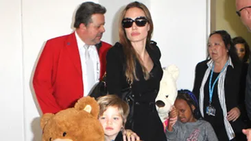 Fetita Angelinei Jolie, chinuita de un urs mai mare decat ea! Vezi ce s-a zbatut micuta!