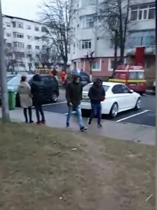 2 bărbați au murit în urma unei luări de ostatici în Onești: “Multiple plăgi înjunghiate, a intrat iar în stop cardio-respirator”. Atacatorul a fost împușcat de polițiști | FOTO