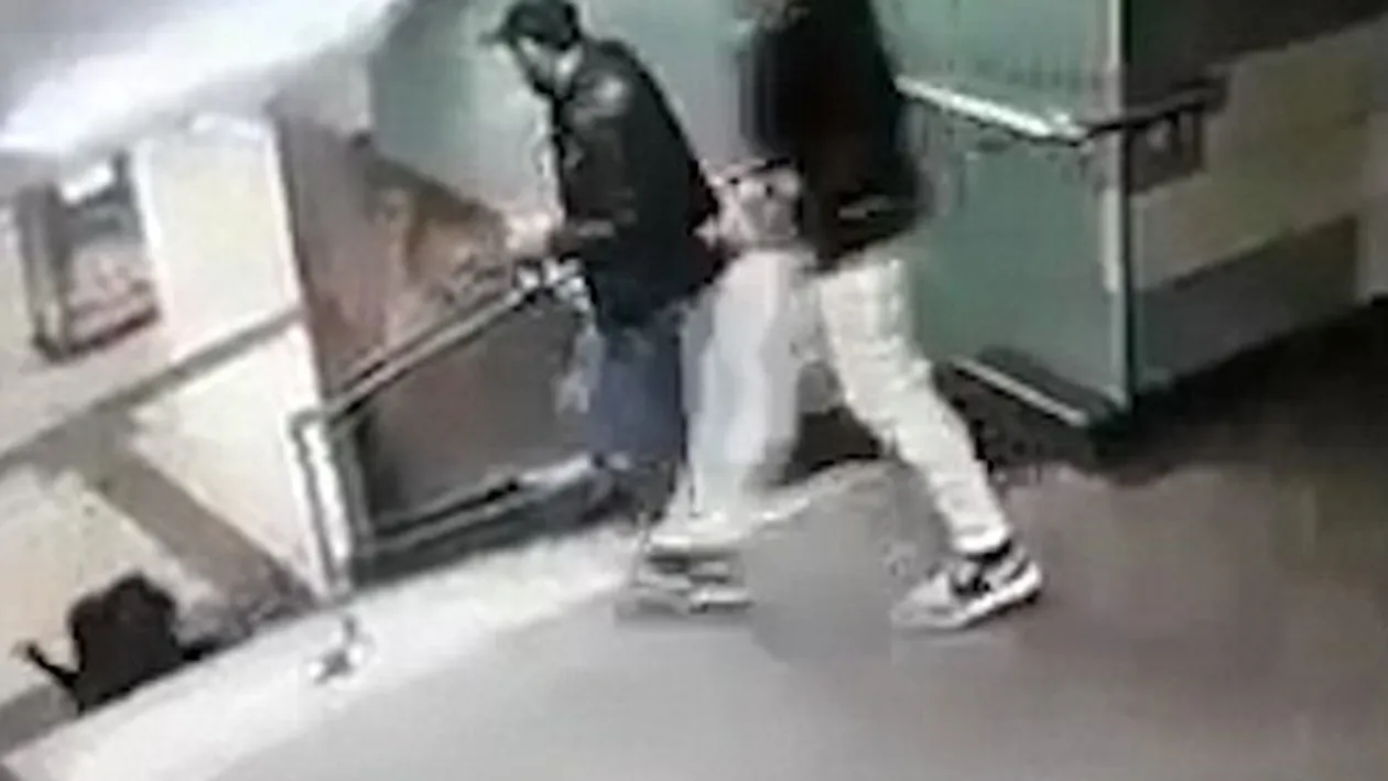 VIDEO ŞOCANT! O femeie a trecut printr-un moment de groază, după ce un asasin a împins-o pe scări cu piciorul în spate,  