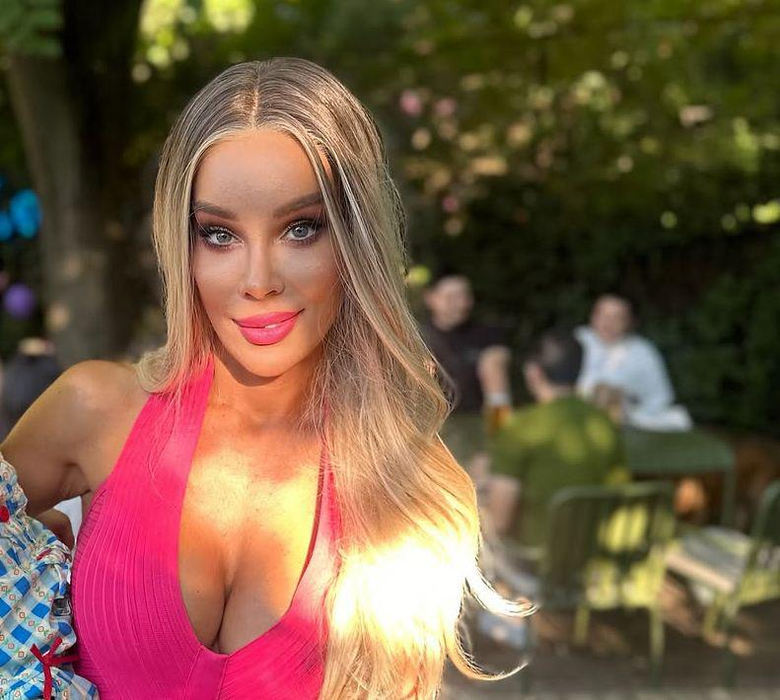Blondina a luat măsuri preventive înainte ca cei mici să o vadă / Sursa foto: Social media