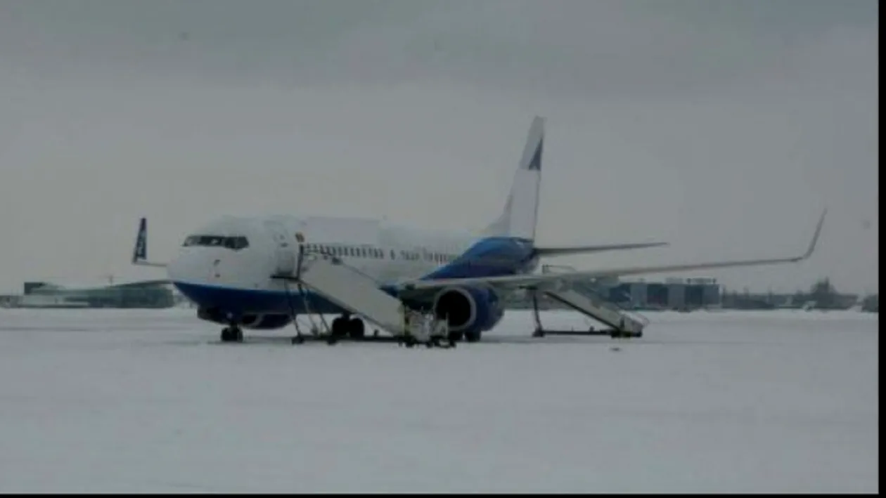 Aeroportul Otopeni este sub zăpadă, iar avioanele au întârziere de aproximativ o oră!
